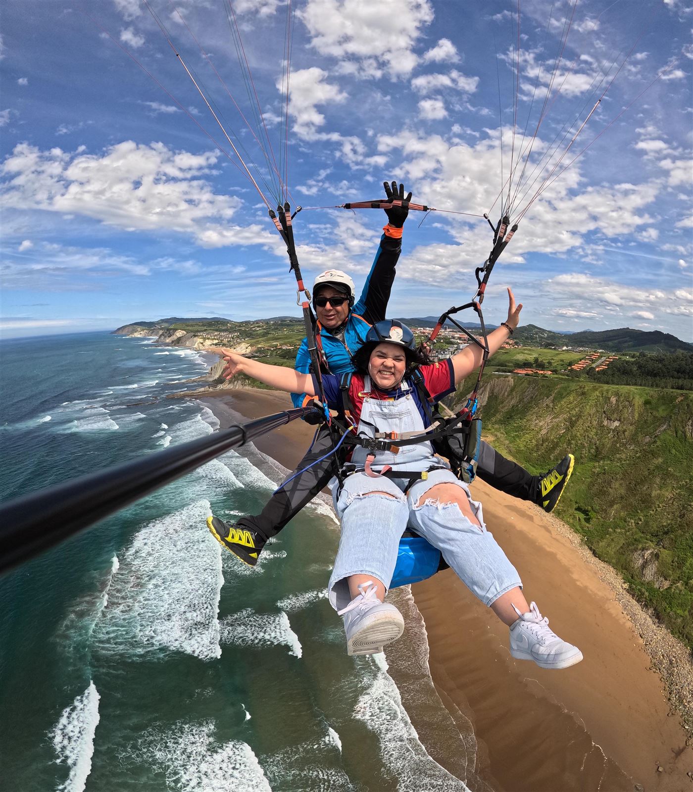 Pasajera con brazos abiertos volando sobre la playa de Sopela