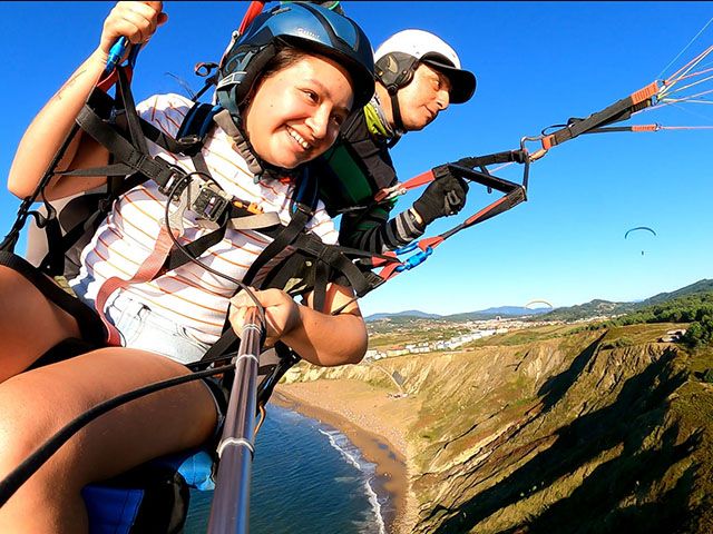 Vuelo VIP de 40 minutos en parapente sobre los acantilados de Sopela